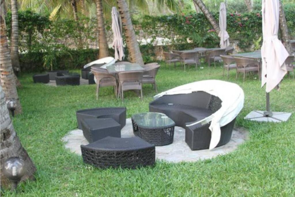 Cowrie Beach Haven Studio Appartamento Mombasa Esterno foto