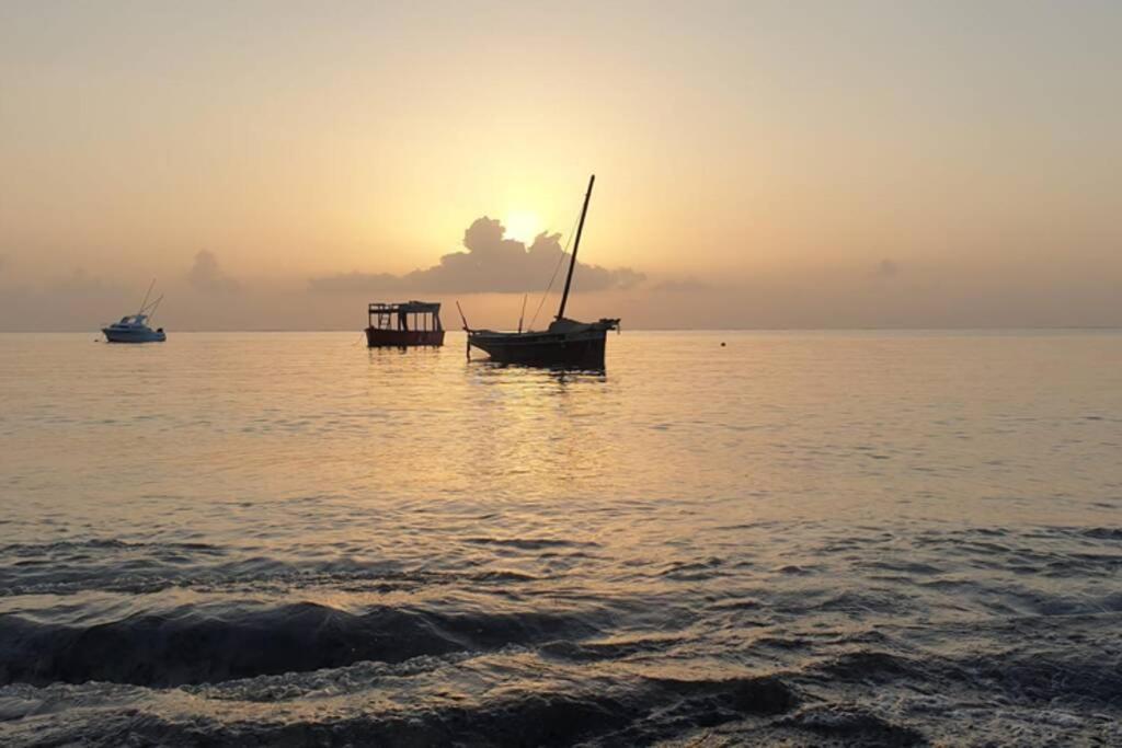 Cowrie Beach Haven Studio Appartamento Mombasa Esterno foto