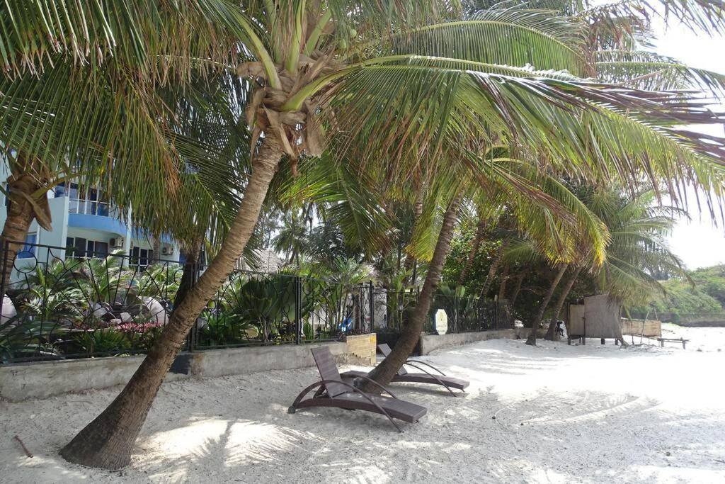 Cowrie Beach Haven Studio Appartamento Mombasa Esterno foto