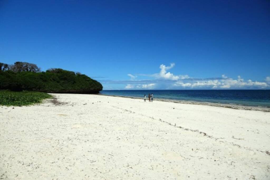 Cowrie Beach Haven Studio Appartamento Mombasa Esterno foto