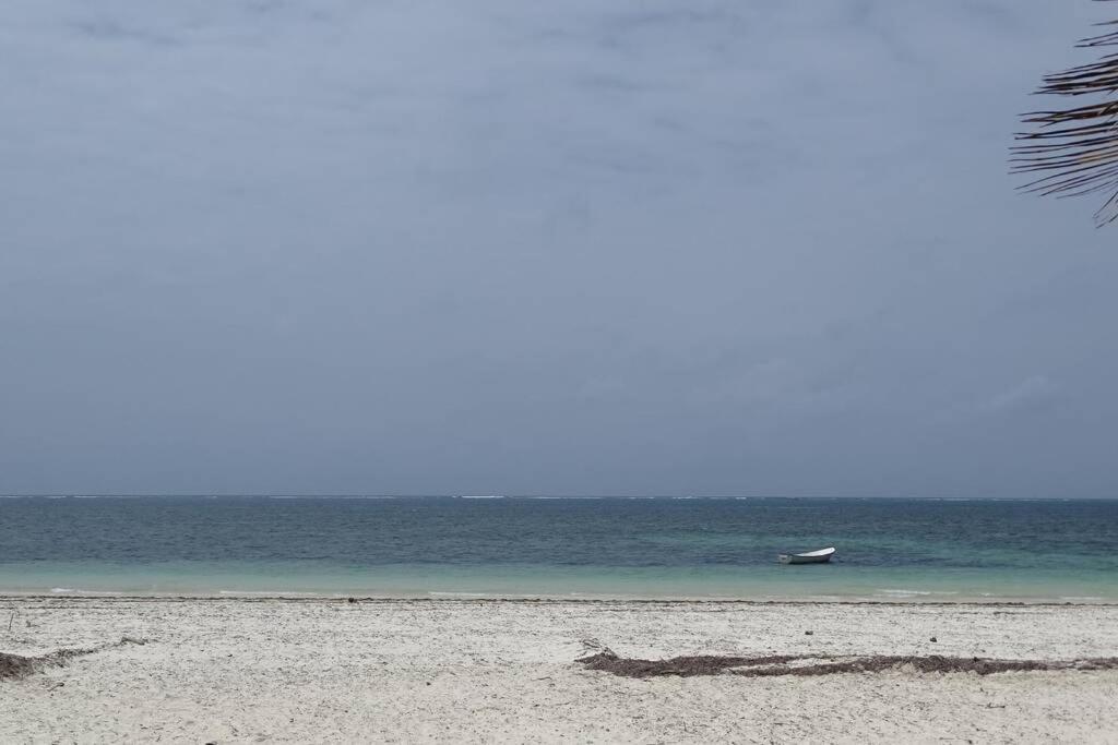 Cowrie Beach Haven Studio Appartamento Mombasa Esterno foto